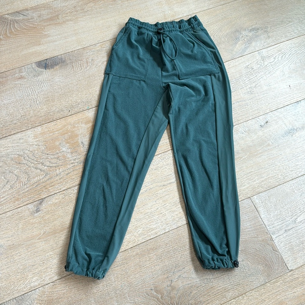 LIKE NEW 5 Dancewear joggers with pockets, adjustable waist and ankles. YXL